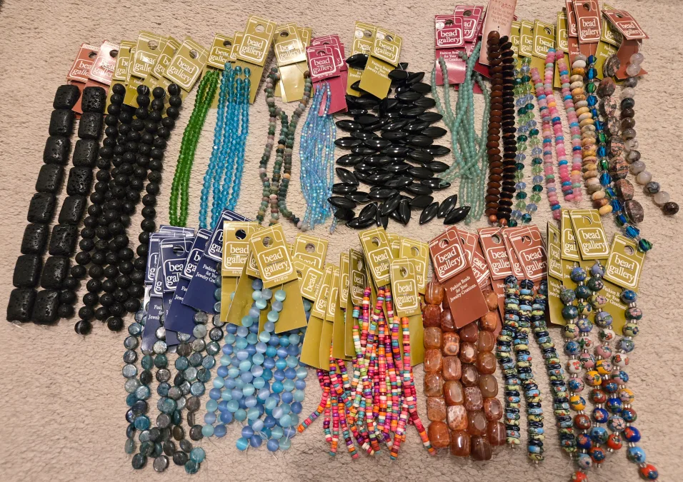Lot of Assorted Bead Strands 2 thumbnail