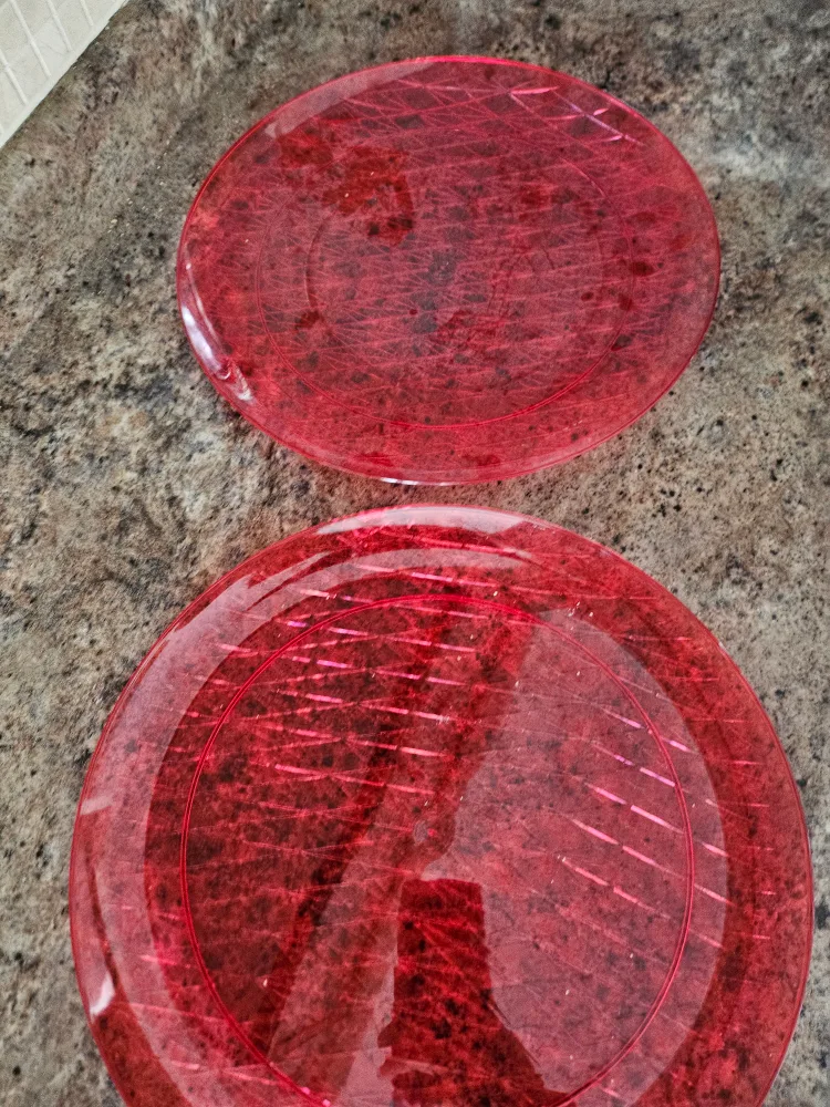 Red Plastic Plates x 2  🇨🇦 thumbnail