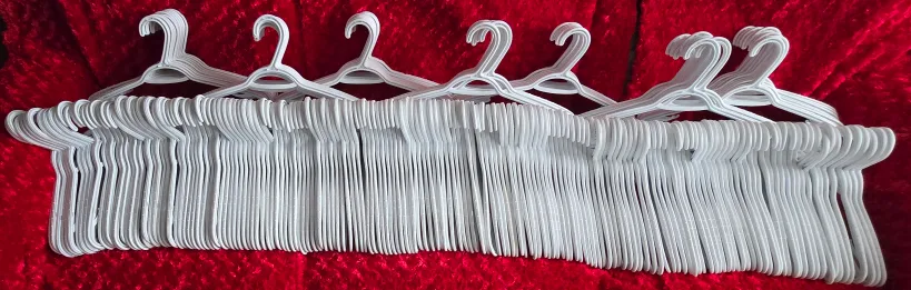 Bulk lot of 250 white plastic hangers thumbnail