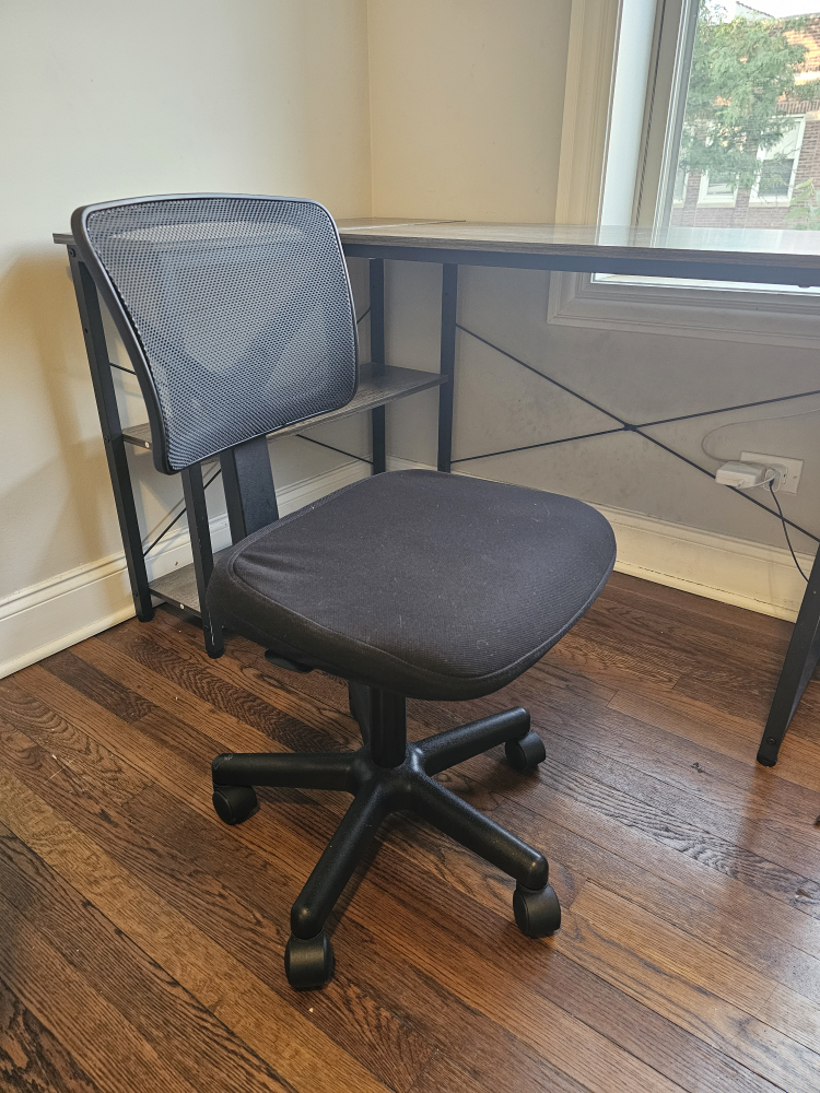 Black Mesh Office Chair – Very Good Condition