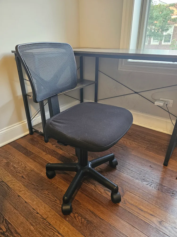 Black Mesh Office Chair – Very Good Condition thumbnail