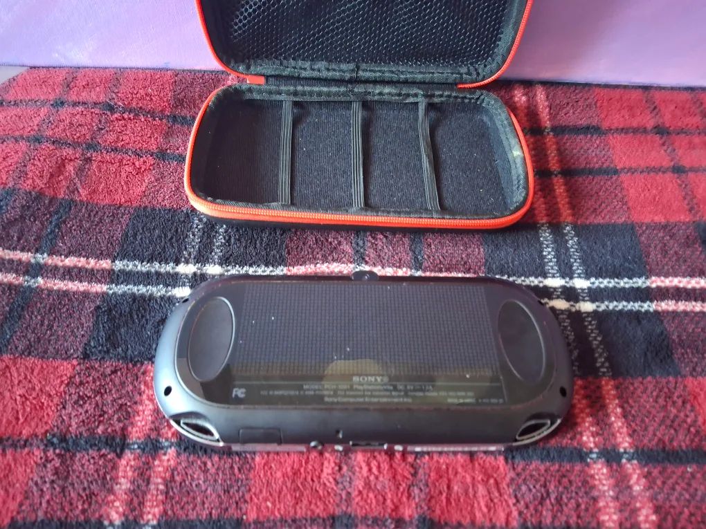 Sony PlayStation Vita PCH-1001 with Case & batman game image indicator(6)