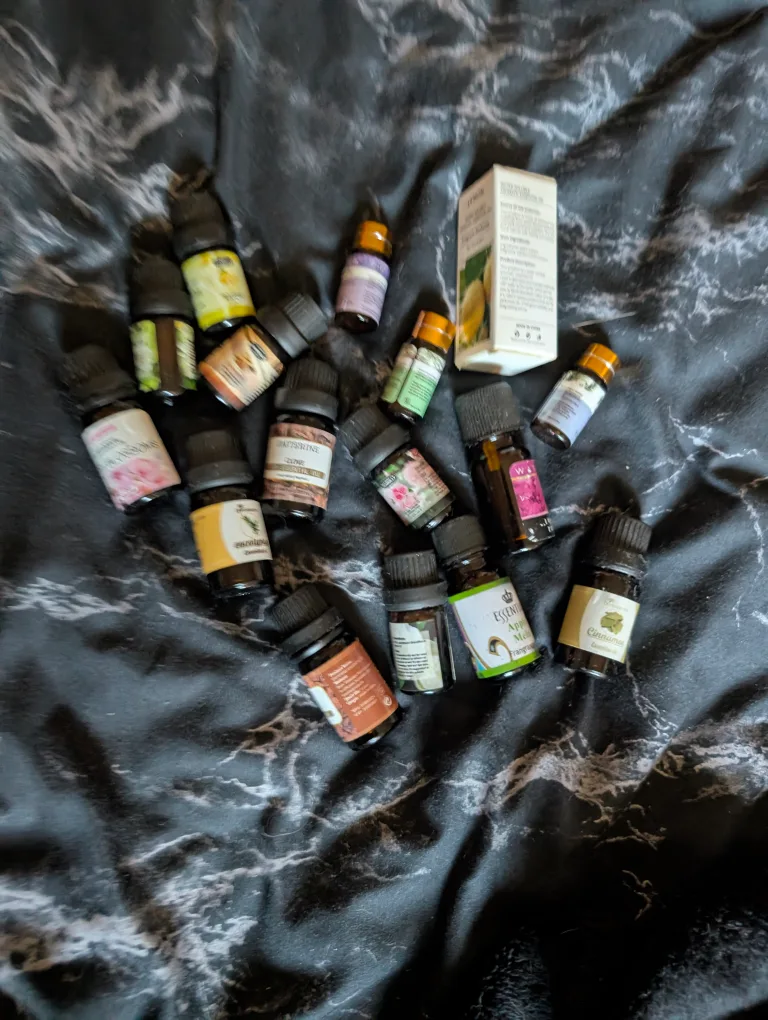 Assorted Essential Oil Collection image indicator(9)