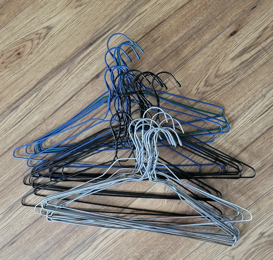 Mixed Color Metal Hangers (bulk of 30)🇨🇦 thumbnail