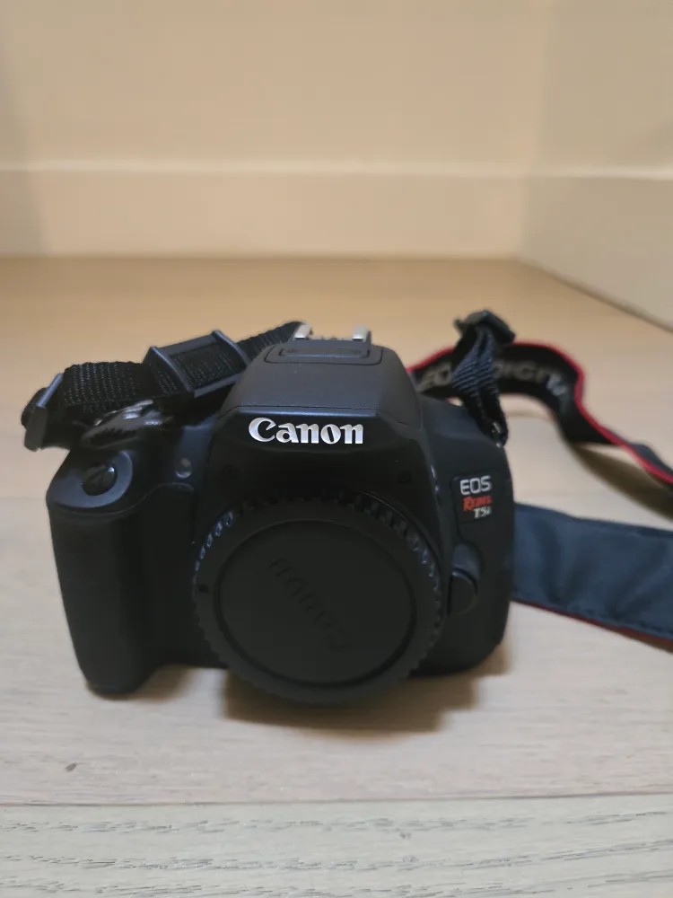 Canon EOS Rebel T5i DSLR Camera w/ 18-55mm Lens thumbnail