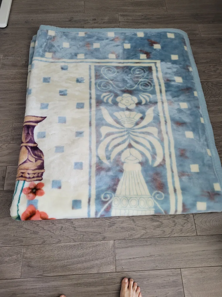 Floral Patterned Plush Blanket thumbnail
