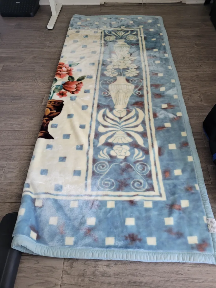 Floral Patterned Plush Blanket image indicator(2)