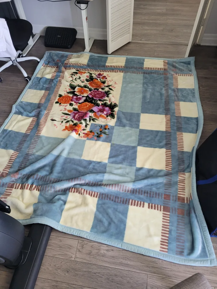 Floral Patterned Plush Blanket image indicator(3)