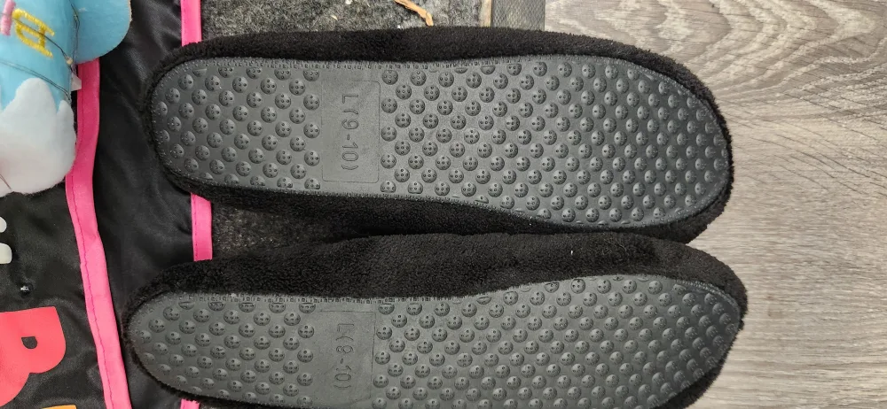 Black Slippers Size L (9-10)🇨🇦thrifty picks thumbnail