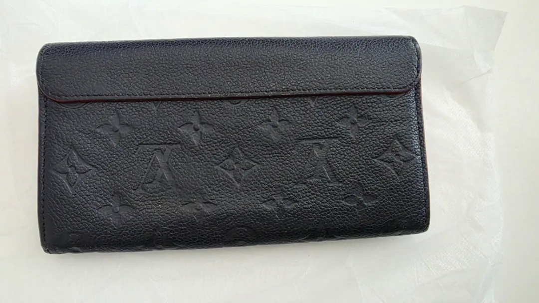Louis Vuitton Leather Wallet image indicator(2)