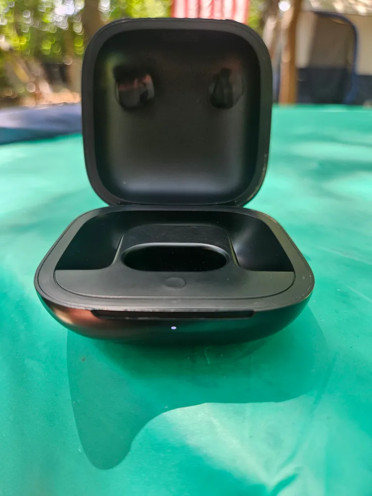 Beats Fit Pro Black Case image indicator(3)