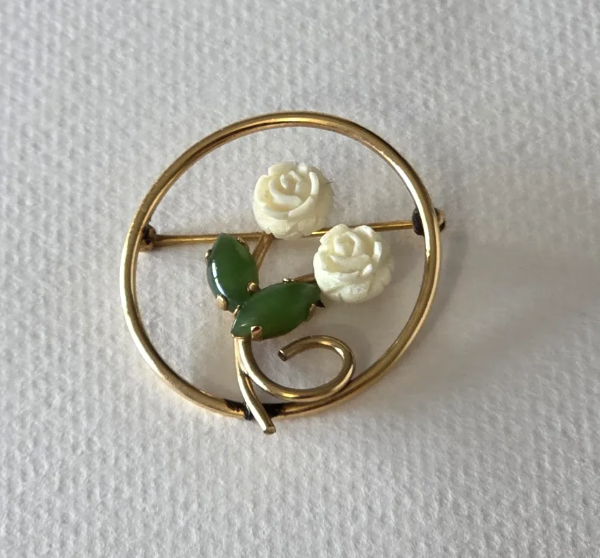 Vintage Gold Tone Circle Brooch with Jade and Coral image indicator(2)