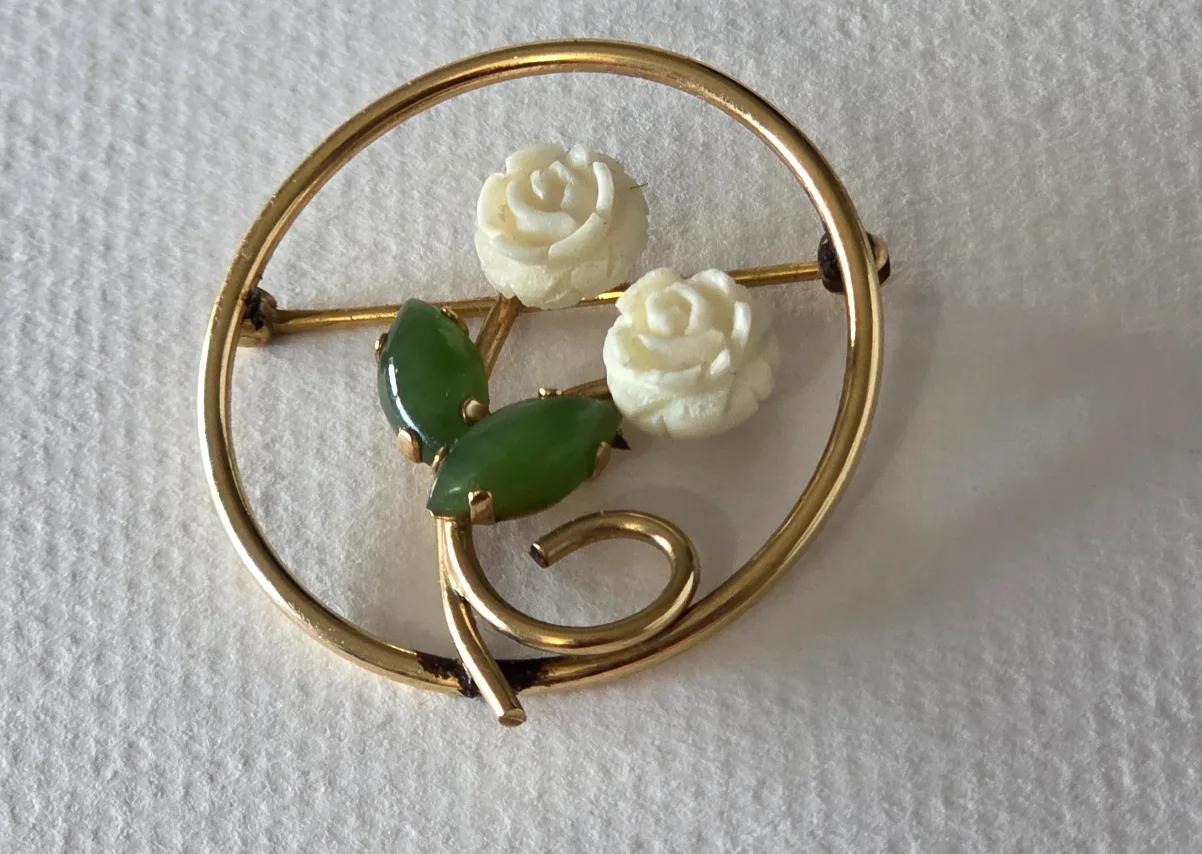 Vintage Gold Tone Circle Brooch with Jade and Coral image indicator(3)