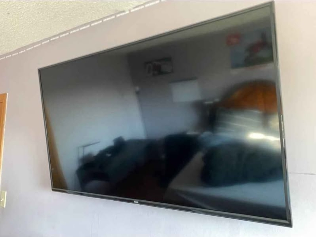 4K 50 Inch TV - photo 2