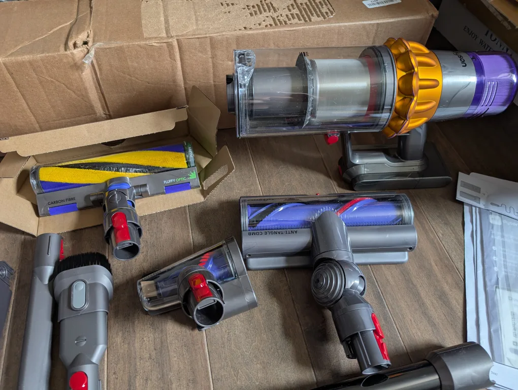 Brand New Dyson V15 Detect Vacuum For Sale image indicator(4)