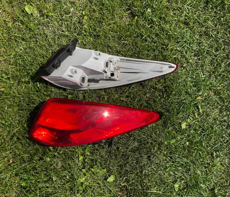 Orignal set of Hyundai Tucson 2010-2015 rear Tail lights image indicator(2)