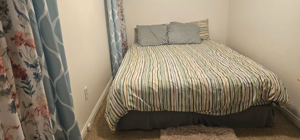 Queen size Bed thumbnail