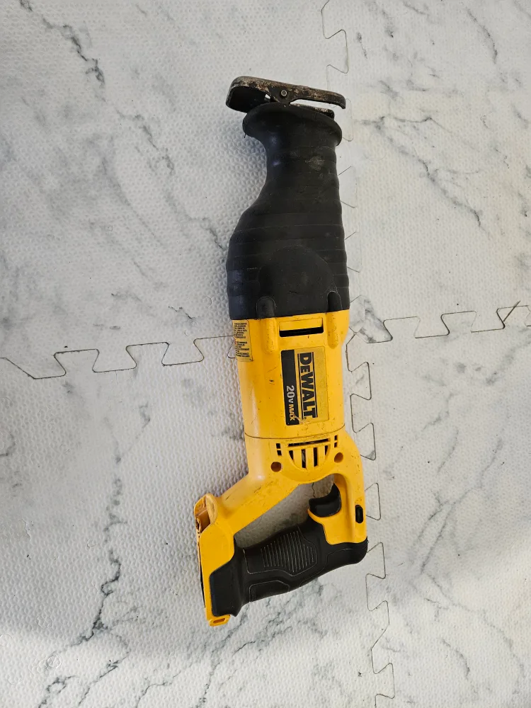 DeWalt DCS381 20V MAX Reciprocating Saw thumbnail
