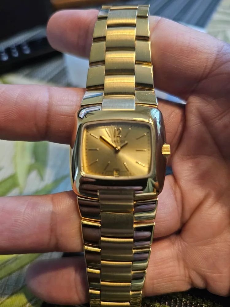 Gucci Gold-Tone Ladies Watch with Box Authentic image indicator(3)