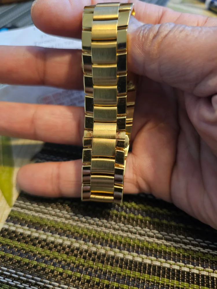 Gucci Gold-Tone Ladies Watch with Box Authentic image indicator(6)