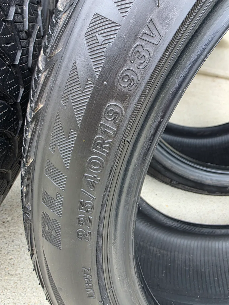 Bridgestone Blizzak 225/40R19 Winter Tires image indicator(2)