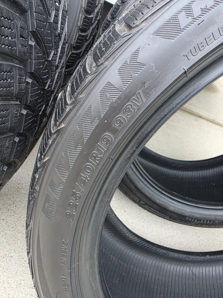Bridgestone Blizzak 225/40R19 Winter Tires image indicator(3)