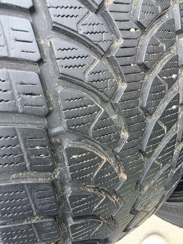 Bridgestone Blizzak 225/40R19 Winter Tires image indicator(5)