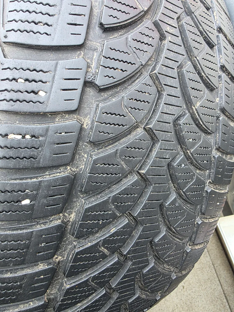 Bridgestone Blizzak 225/40R19 Winter Tires image indicator(8)