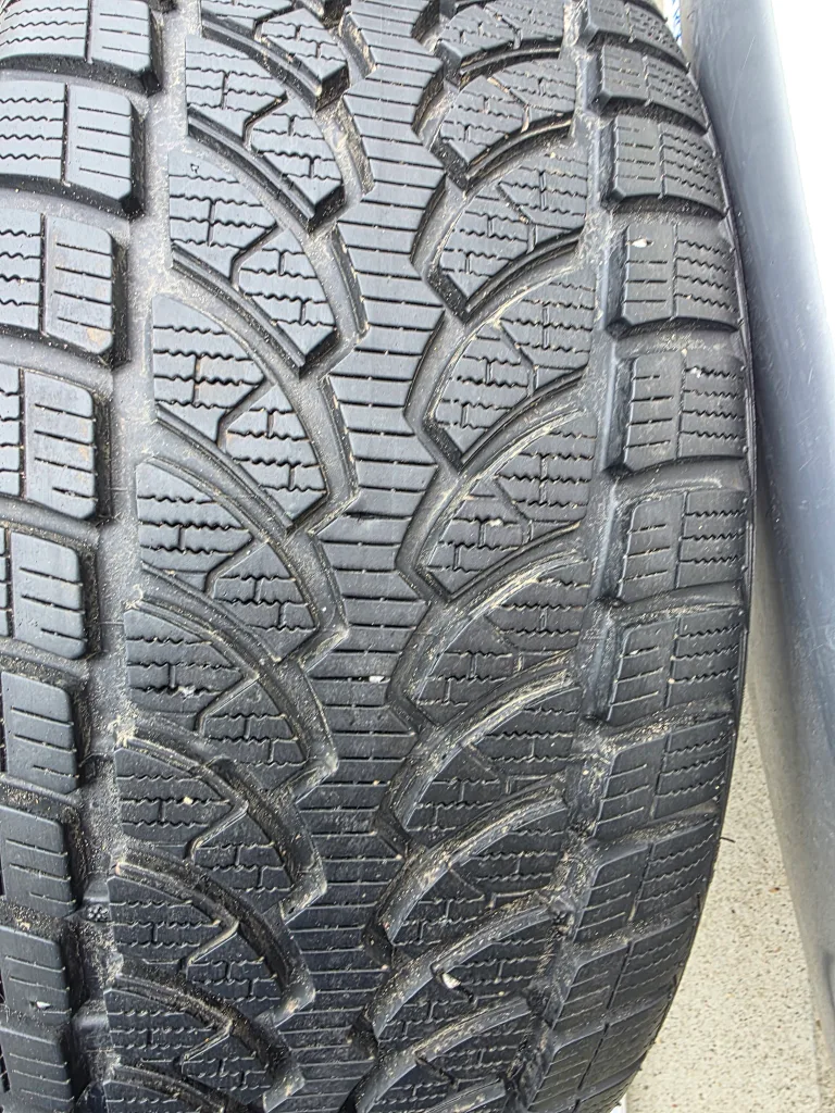 Bridgestone Blizzak 225/40R19 Winter Tires image indicator(9)