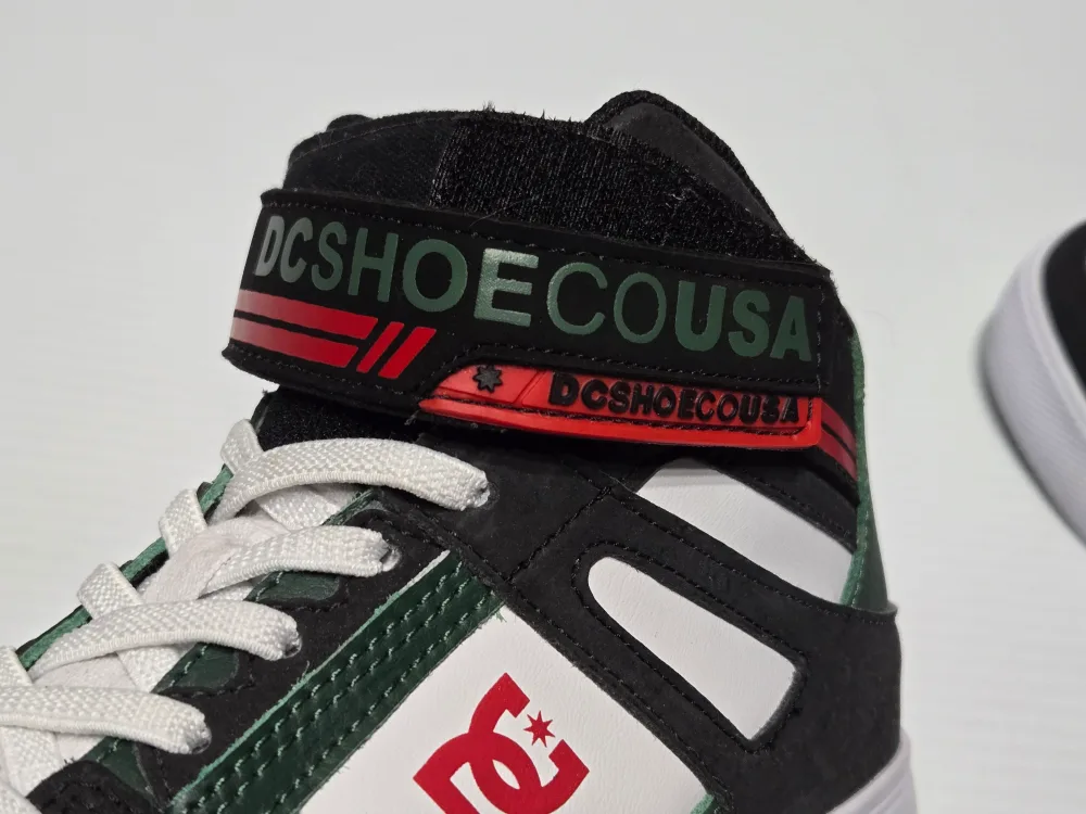 DC Shoes High-Top Sneakers youths size 2 image indicator(4)