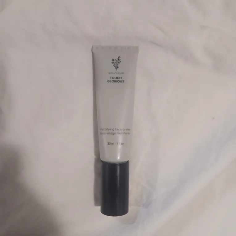 Younique Touch Glorious Mattifying Face Primer thumbnail
