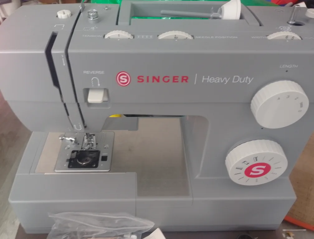 AS NEW Singer Heavy duty 4411 thumbnail