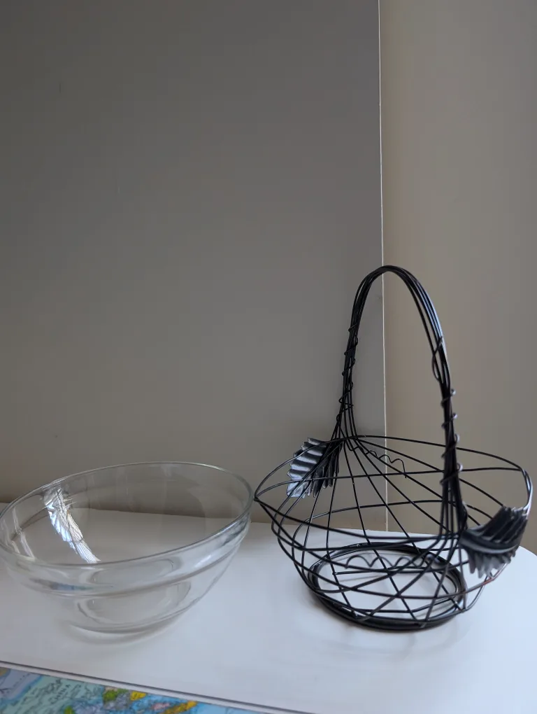 🇨🇦Glass and Wire Fruit Bowl thumbnail