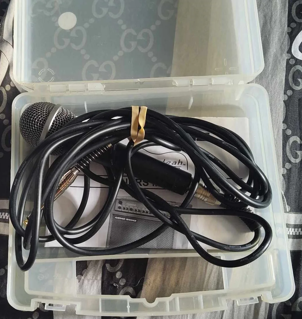 2 Studio Microphones & 1 Pop Filter/ Screen image indicator(6)