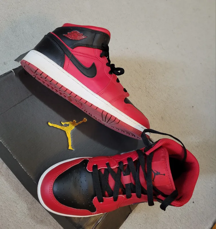 Jordan 1 mid reverse bred (kids/youth). Size 6Y, like new thumbnail