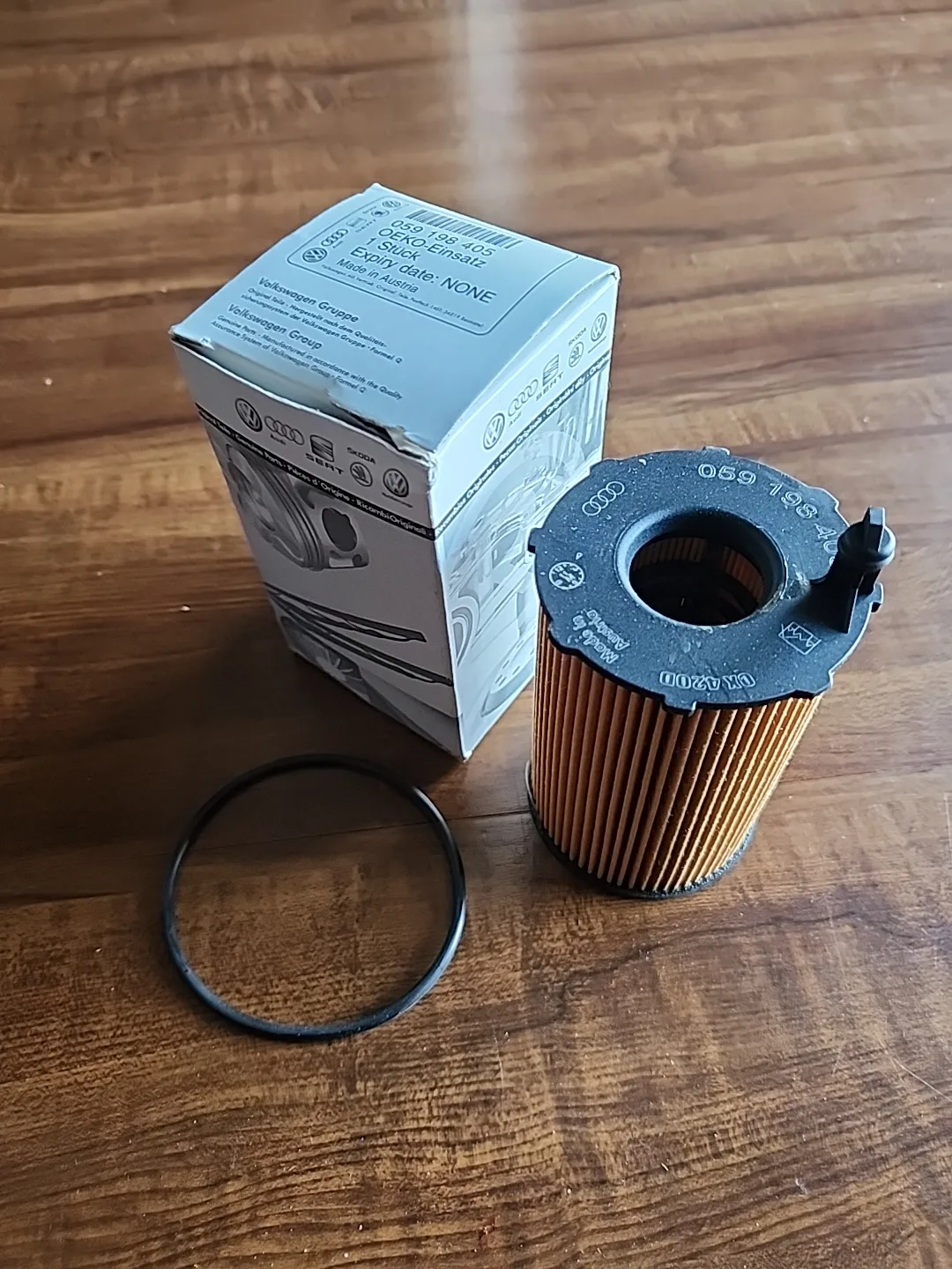 Volkswagen Oil Filter 059 198 405 - New in Box thumbnail
