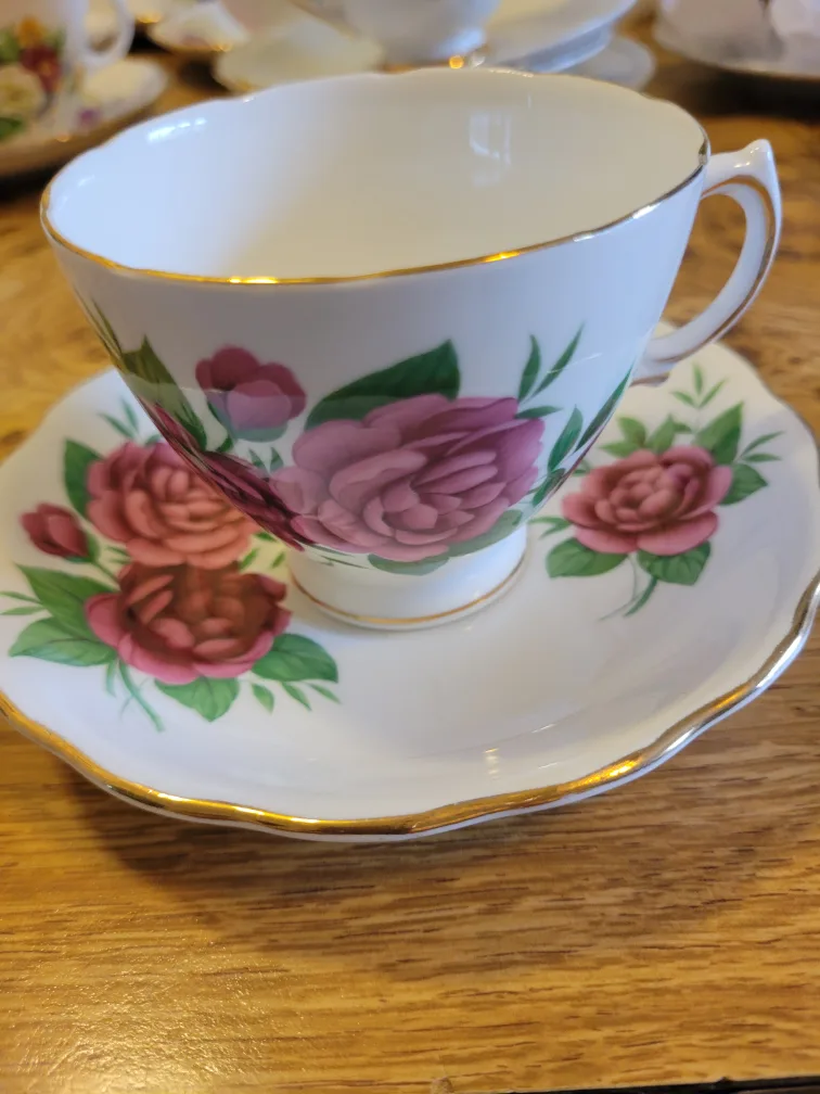 Royal Vale Bone China Tea Cup & Saucer🇨🇦 thumbnail