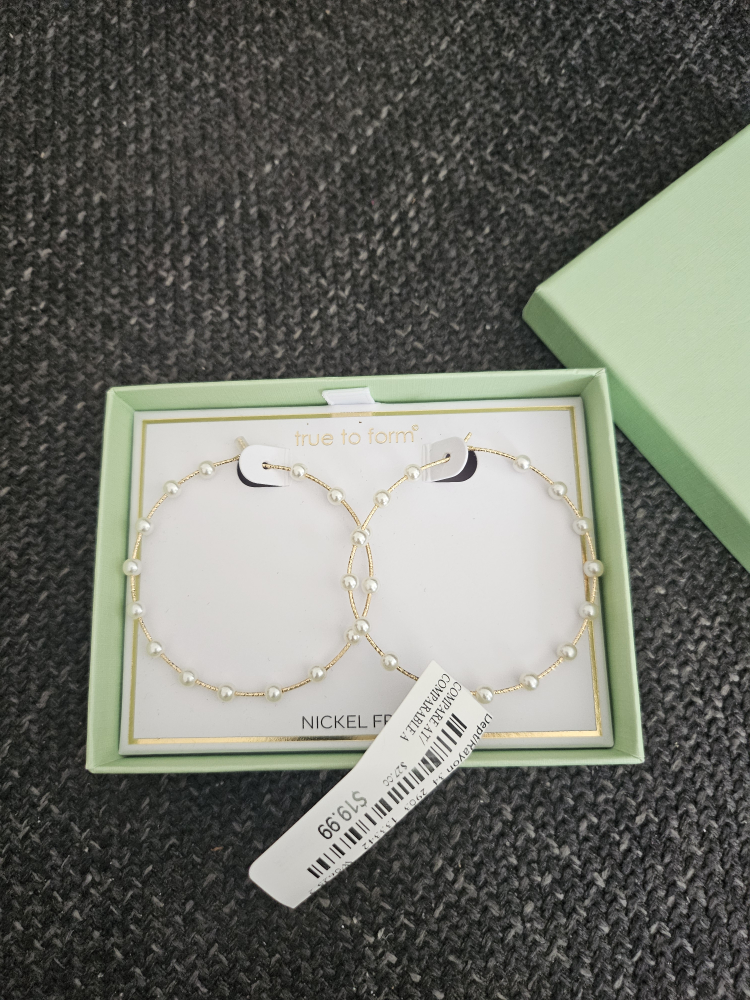 Boucles d'oreilles True to Form neuves