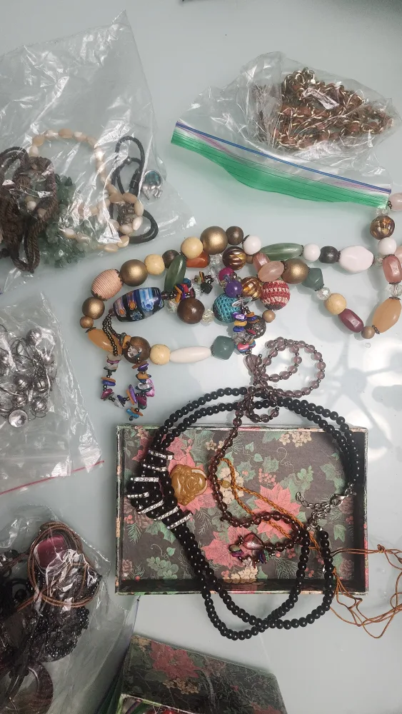 Assorted Bead/String Jewellery Lot thumbnail