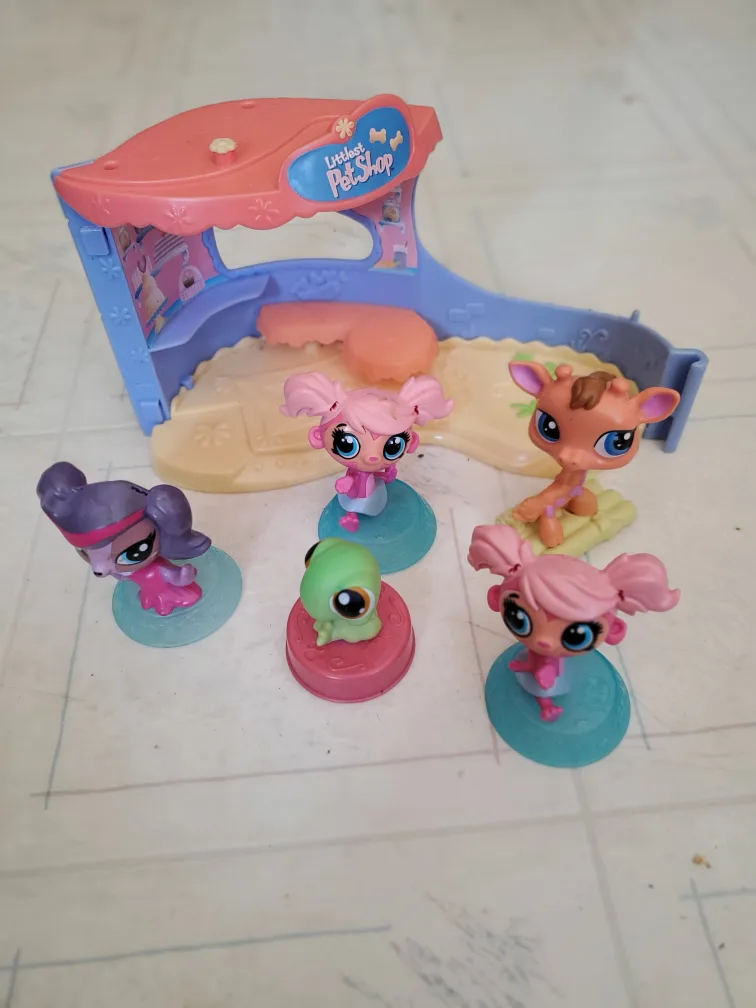 Littlest Pet Shop Playset with 5 Figures thumbnail