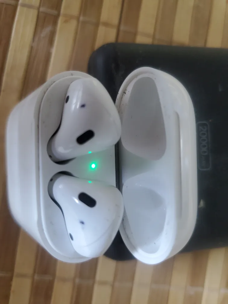 Apple AirPods (2nd Generation) thumbnail