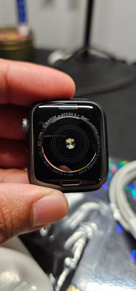 Apple iPhone 13 Pro & Apple Watch Series 5 image indicator(3)