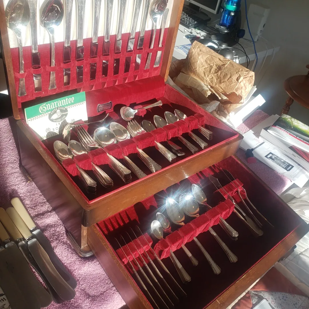 Heirloom Silverware Set in Wooden Case image indicator(5)