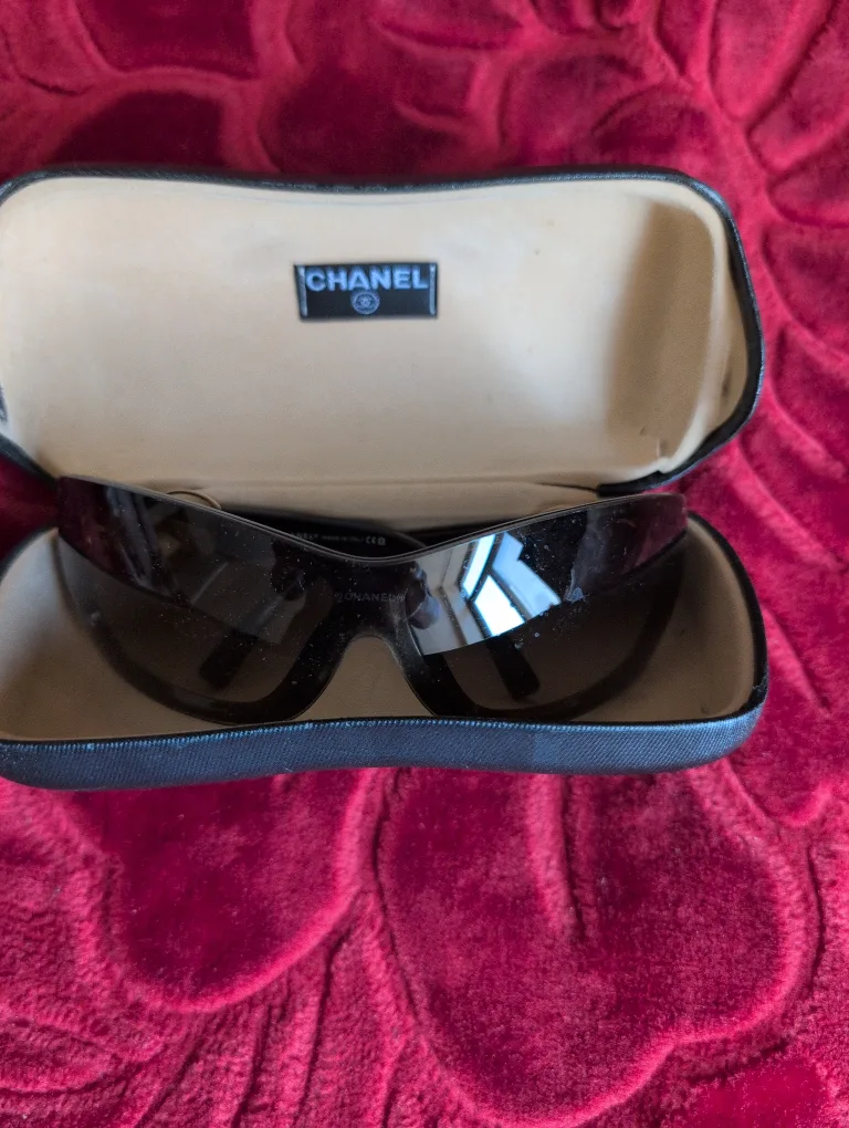 🇨🇦 Chanel Sunglasses with Case image indicator(2)