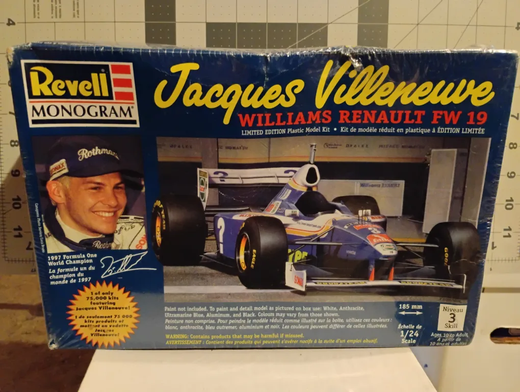 Jacques Villeneuve 1:24 1997 Williams Renault FW 19 Model Kit thumbnail