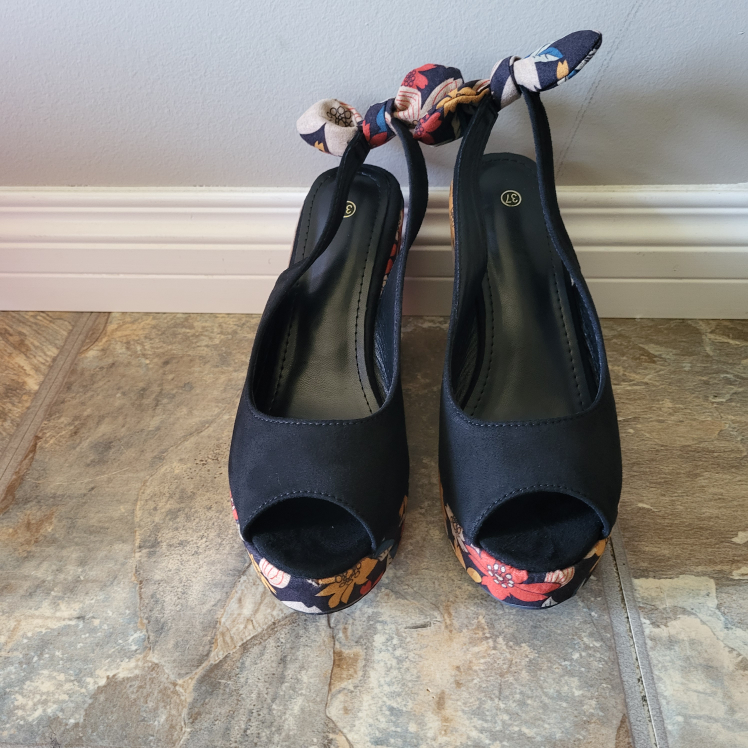 Brand New Floral Wedge Heels - Size 7 - photo 2
