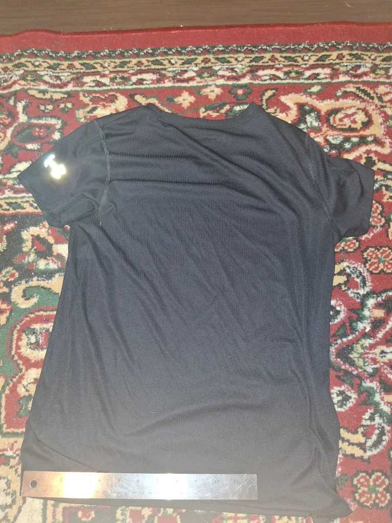 Under Armour HeatGear Black T-Shirt - Size Small image indicator(5)