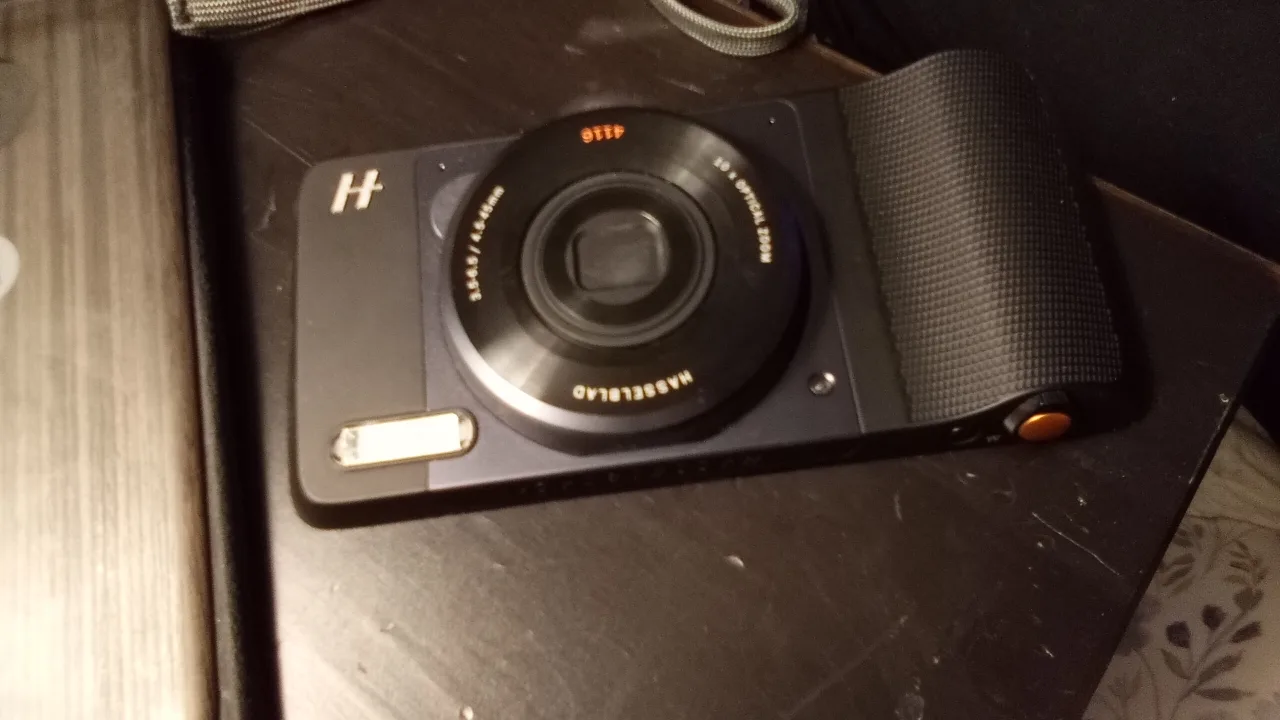 Hasselblad True Zoom Camera Moto Mod thumbnail