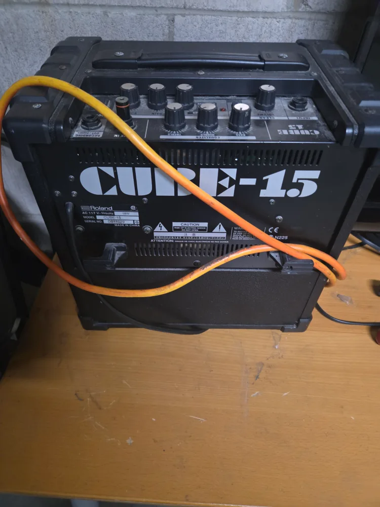 Roland Cube-15 Guitar Amplifier image indicator(3)