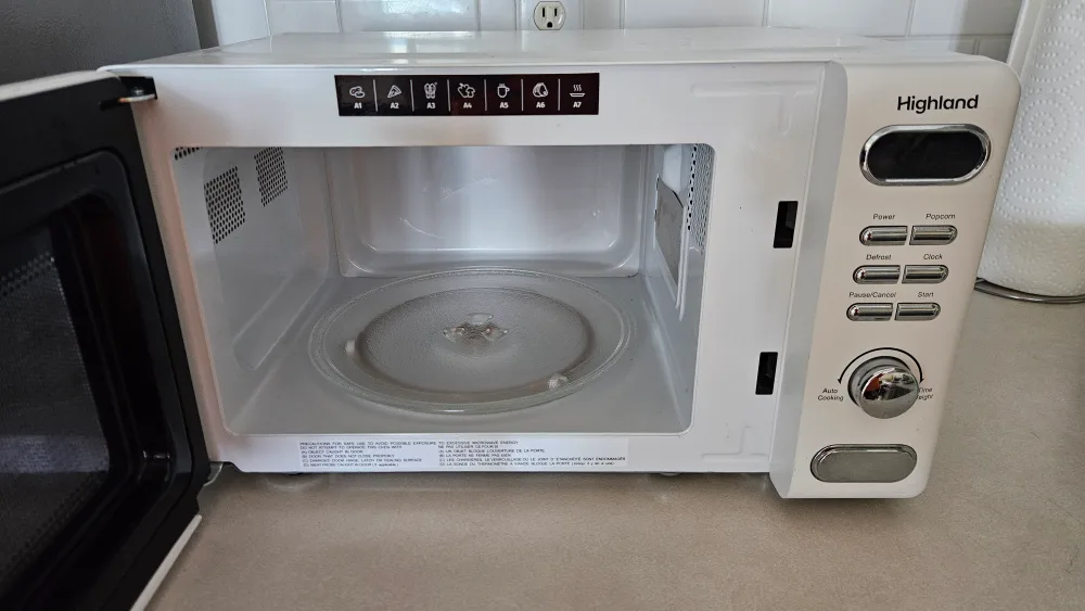 Highland 0.7 cu ft White Microwave thumbnail